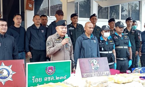 มุกดาหาร ตำรวจภูธรจังหวัดจับกุมยาเสพติด 6 แสนเม็ด พร้อมผู้ต้องหา 4 ราย