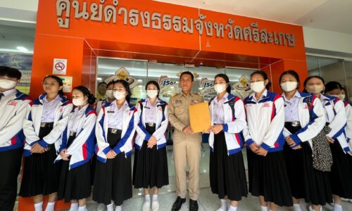 ศรีสะเกษ ทัพ ส.ส.เพื่อไทยกระทุ้ง กยศ.ให้เร่งอนุมัติเงินกู้ยืมเรียนแก่นักศึกษา