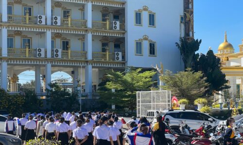 ศรีสะเกษ แกนนำ ส.ส.เพื่อไทยกระทุ้ง กยศ.อนุมัติเงินกู้ล่าช้าทำให้พ่อแม่นักศึกษาพากันไปกู้เงินนอกระบบ