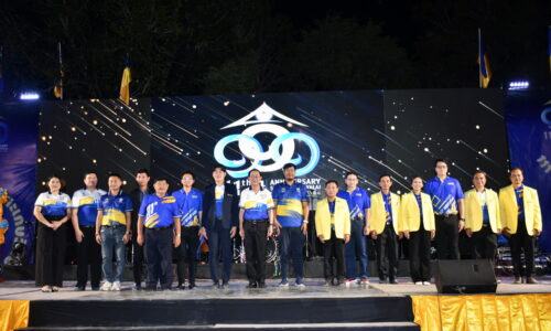 ศรีสะเกษ อดีต รมว.คลังมอบโล่ศิษย์เก่าดีเด่น 111 ปีศรีสะเกษวิทยาลัย หาเงินรายได้สร้างโดม