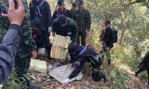 อำเภอแม่อาย จังหวัดเชียงใหม่ – ทหารพรานจับยึดยาบ้าคนขนหนีรอด