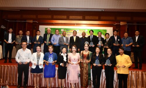 ส.เครือข่ายสื่อฯ ภาคอีสาน มอบโล่ประกาศเกียรติคุณ “คุณธรรม ศรีอีสาน”