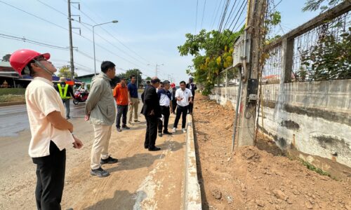ศรีสะเกษ แห่งเดียวในโลกเสาไฟฟ้าปักกลางท่อระบายน้ำ