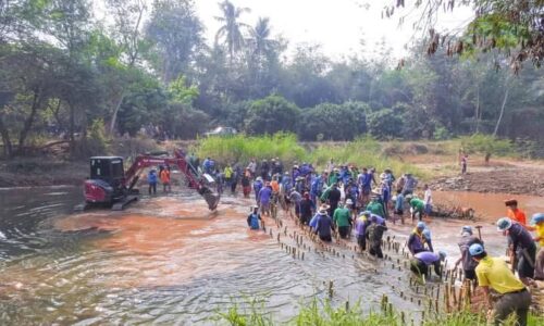 อำเภอเชียงดาว  จังหวัดเชียงใหม่ – ทหารร่วมชาวบ้านสร้างฝายน้ำปิงแก้ภัยแล้งเฉลิมพระเกียรติ