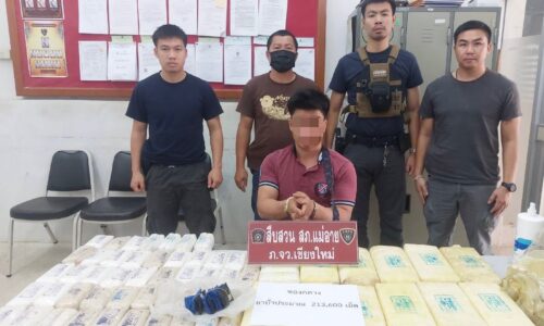 อำเภอแม่อาย จังหวัดเชียงใหม่ ภูธรแม่อายจับลักลอบขนยาบ้าบนทางหลวงกลางวัน