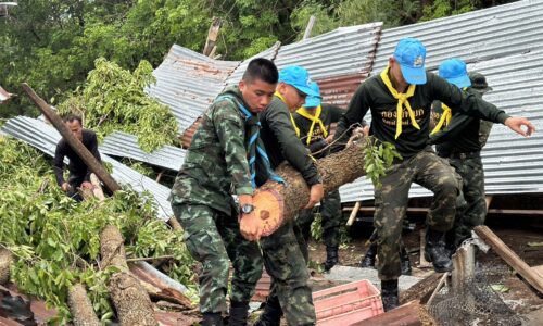 ศรีสะเกษ พายุถล่ม 3 ตำบลอำเภอภูสิงห์บ้านเรือนพังเสียหายกว่า 100 หลังคาเรือน