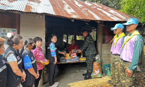 อำเภอเชียงดาว  จังหวัดเชียงใหม่  ทหารร่วมอสมโรงพยาบาลตรวจเยี่ยมให้กำลังใจผู้ป่วยติดเตียง