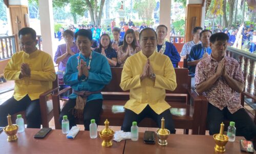 อำเภอไชยปราการ  จังหวัดเชียงใหม่ ประชาชนส่วนราชการรดน้ำดำหัวขอพรคณะพระสงฆ์