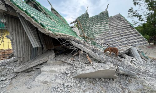 ศรีสะเกษ เจดีย์วัดล้านขวดถล่มแต่นักท่องเที่ยวชาวไทยและต่างประเทศยังคงเดินทางมาเที่ยวชมอย่างต่อเนื่อง