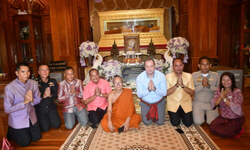 ศรีสะเกษ แห่ส่องเลขเด็ดว่าวแก้บนหลวงปู่สรวงเด่นชัด 26