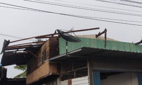 ศรีสะเกษ พายุฝนถล่มขุนหาญบ้านเรือนวัดพังยับ 3 ตำบล นายอำเภอขุนหาญสั่งเร่งช่วยเหลือผู้ประสบภัย