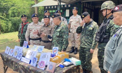 อำเภอฝาง จังหวัดเชียงใหม่ แถลงข่าวทหารม้าปะทะชายแดนยึดยาบ้าร่วม3แสนเม็ด