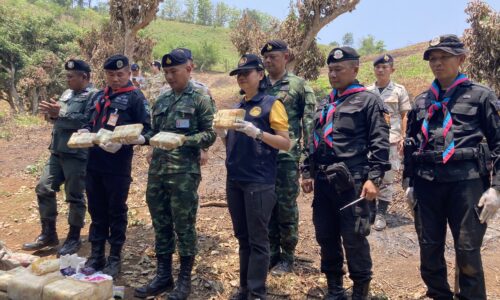 อำเภอแม่อาย จังหวัดเชียงใหม่ กกล.ผาเมืองแถลงทหารพรานปะทะเดือดก่อนรุ่งยึดยาบ้า500,000 เม็ด