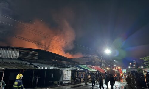 แม่จัน! ไฟไหม้ตลาดใหญ่กลางเมืองแม่จันกลางดึกเสียหายยับเยิน