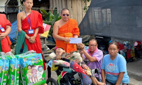 ข่าวพระสงฆ์และคนใจบุญช่วยเหลือหญิงพิการติดเตียง