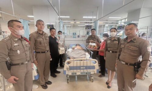 ตร.แม่จันระงับเหตุ ถูกแทงบาดเจ็บสาหัส ชายฉกรรจ์คลุ้มคลั่งใช้อาวุธมีดข่มขู่ชาวบ้าน ถูกยิงสวนดับคาที่