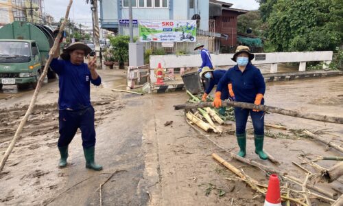 อำเภอ ฝาง เชียงใหม่ – ฝางน้ำลดแล้วบางส่วนเริ่มทำความสะอาดทางหลวงสัญจรได้
