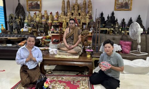 ปทุมธานีเจ้าของร้านอาหารชื่อดังจากลาวกราบขอพรขอโชค ส่องอ่างน้ำมนต์อาศรมฤาษีเณร