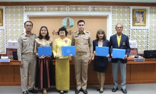 ศรีสะเกษ !! ดร.กัลยาณี ธรรมจารีย์นำทีมรับโล่กรรมการสงเคราะห์ดีเด่นของกระทรวงยุติธรรมจากผู้ว่าศรีสะเกษ