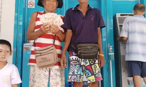 ชาวบ้านตื่นเต้น ได้รับ เงิน 10,000 บาทจาก รัฐบาล พรรคเพื่อไทย 