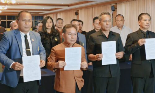 ศรีสะเกษ ! ผอ.สถานศึกษาศรีสะเกษ ลุกฮือค้านคำสั่งย้ายผู้บริหารส่อไม่เป็นธรรม