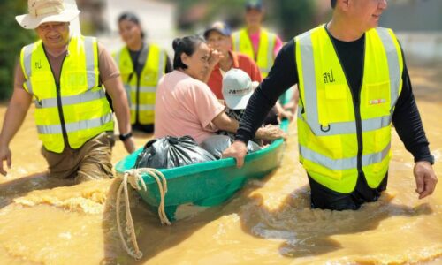 อำเภอเมือง จังหวัดเชียงใหม่ ปิโตเลียมเชียงใหม่นำทหารช่วยเหลือน้ำท่วมเชียงใหม่
