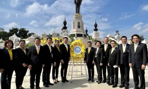 พรรคประชาธิปัตย์ร่วมวางพวงมาลาถวายบังคมพระบรมราชานุสาวรีย์ พระบาทสมเด็จพระบรมชนกาธิเบศร มหาภูมิพลอดุลยเดชมหาราช บรมนาถบพิตร เนื่องใน “วันนวมินทรมหาราช”