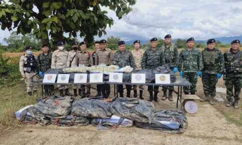เชียงราย – ฉก.ทัพเจ้าตาก ปะทะกลุ่มขบวนการลำเลียงยาเสพติด ยึดยาไอซ์ 405 กก. บริเวณชายแดนอำเภอแม่สาย