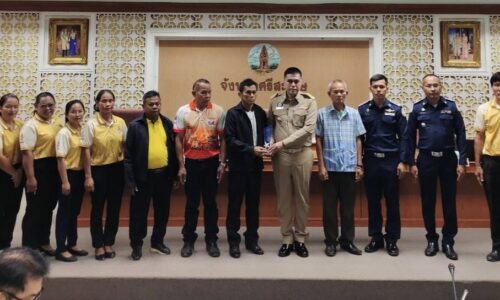 ศรีสะเกษ ! ผู้ว่าศรีสะเกษมอบโล่รางวัลดีเด่นระดับประเทศให้แก่สภาองค์กรชุมชนศรีสะเกษ