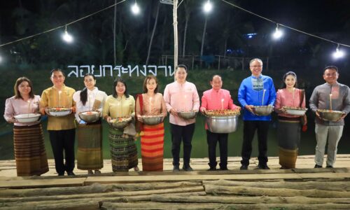 อพท.สุโขทัย ร่วมชมรมส่งเสริมการท่องเที่ยวโดยชุมชนเมืองด้ง จัดกิจกรรมลอยกระทงจาน เมืองสร้างสรรค์ ณ ถิ่นเมืองด้ง ปี ๒๕๖๗