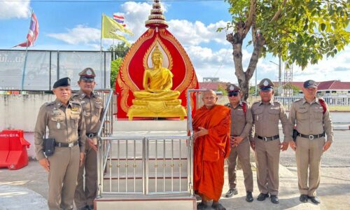 ศรีสะเกษ ! หลวงปู่โชติ มอบทุนหนุนการศึกษาพระสอบนักธรรมชั้นโท ชั้นเอก บริจาครั้วสแตนเลสประดิษฐานพระพุทธรูปหน้าโรงพัก