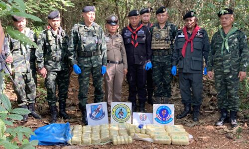 เชียงใหม่ – ทหาร กกล.ผาเมือง ยึดยาบ้า 250,000 เม็ด ข้างทางหลวง อำเภอแม่อาย