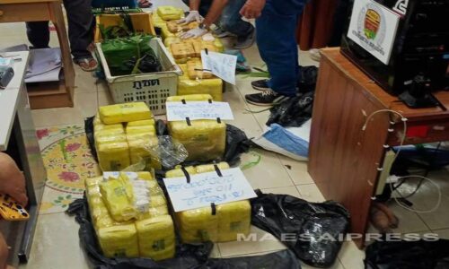 ตำรวจสืบเชียงราย และ สืบแม่จัน จับ 2 ลาหู่แม่ยาว ขับขี่มอเตอร์ไซค์นำทางกระบะขนยาบ้า 6 กระสอบกว่า 1 ล้านเม็ด จากเทอดไทย อ.แม่ฟ้าหลวง