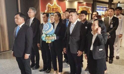 “ประชาธิปัตย์“ วางพานพุ่มรำลึก ร.7 เนื่องในวันรัฐธรรมนูญ