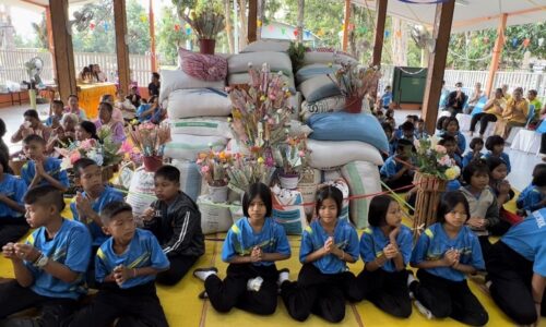 ศรีสะเกษ ! โรงเรียนบ้านจานเลียวทอดผ้าป่าข้าวเปลือกการศึกษาเพื่อหาทุนซื้อชุดอาชีพในฝันของนักเรียนและซื้ออุปกรณ์กีฬา