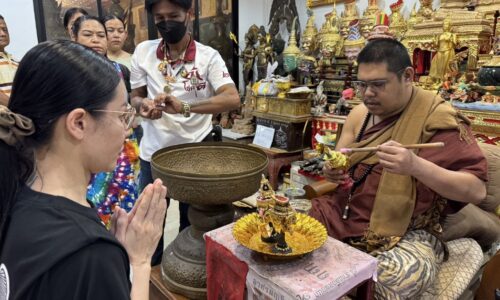 ปทุมธานีสาวดวงเฮงนำข้าวโพดถวายกุมารทองเจ้าสัวเฮงหลังมีโชคจากการขอผ่านมือถือ