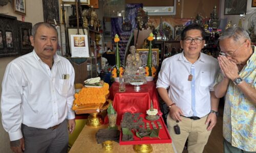 ปทุมธานีโกอั๋นเปิดพระโกศอัฐิของสมเด็จพระพุฒาจารย์โตโชว์พระธาตุให้ปชช.เข้ารับชม