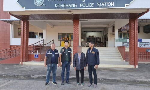 ยาย 75 ปี ขายบัญชีติดคุกยามแก่  เเค่เงิน 3 พัน ตร.เกาะช้างแม่สาย จับตามหมายส่งสอท. ดำเนินคดี