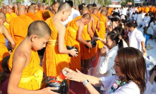 พุทธศาสนิกชนร่วมบุญใหญ่ ตักบาตรพระสงฆ์หมื่นรูปฉลอง 193 ปี เมืองกาญจนบุรี