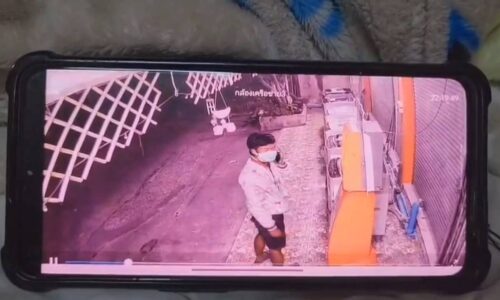 ปทุมธานีคนร้ายแบกตู้เติมเงินมือถือขึ้นบ่าหนีวงจรปิดจับภาพได้