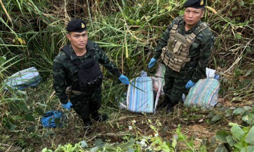 เชียงราย – ทัพเจ้าตากตรวจพื้นที่ยึดยาบ้า 1,760,000 เม็ด บ้านผาหมี อำเภอแม่สาย