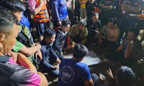 เชียงใหม่ – ภาพปริศนา ขนหัวลุกฯ งมหาร่างครูต้นกล้ายังไม่พบ ทีมกู้ภัยบันทึกภาพตอนปฏิบัติหน้าที่พบภาพปริศนา ผู้หญิงนั่งริมน้ำ บริเวณท่าทราย