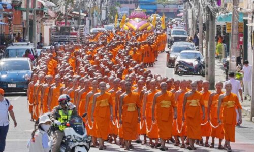 ปทุมธานี วัดพระธรรมกายร่วมกับคณะสงฆ์ภาคใต้อัญเชิญพระบรมสารีริกธาตุประดิษฐานปทุมเจดีย์ จ.ปัตตานี