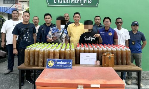 จังหวัดนนทบุรี – ทลายแหล่งจำหน่าย น้ำต้มใบกระท่อมกลางเมือง