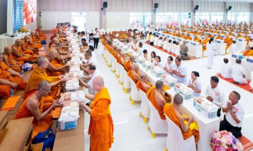 ปทุมธานี วัดพระธรรมกายร่วมกับชาวโคราชถวายสังฆทานช่วยพระสงฆ์ 323 วัด ในพื้นที่ 4 จังหวัดชายแดนใต้