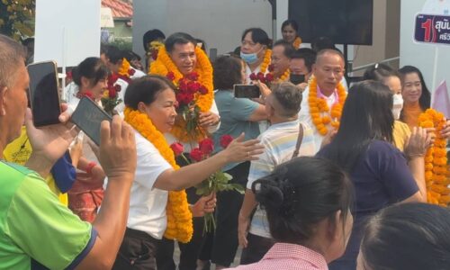 บรรยากาศรับสมัครเลือกตั้ง นายกเทศบาลและสมัครชิก เทศบาล สันป่าเป่า อำเภอสันทราย วันแรก คึกคักเป็นพิเศษมีชาวบ้านกว่า200คนแห่ให้กำลังใจ