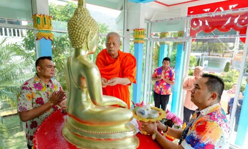 สส บัญชา เดชเจริญศิริกุล สมาชิกสภาผู้แทนราษฎร แบบบัญชีรายชื่อพรรคกล้าธรรมเป็นประธานในพิธีเบิกเนตรพระประทานประจำโรงเรียน