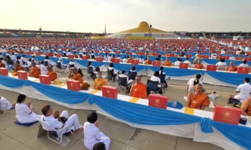 ปทุมธานี พุทธศาสนิกชนเรือนแสนร่วมถวายสังฆทาน 4 หมื่นวัดเสริมศรัทธาทั่วแผ่นดิน