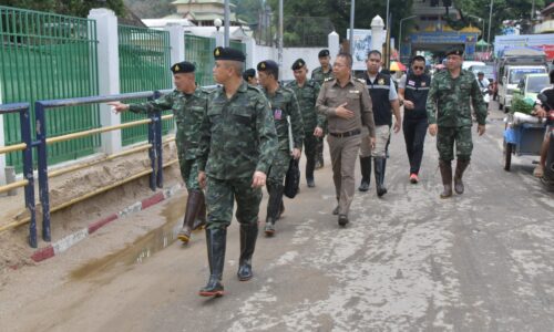 แม่สาย ผบ.ทัพเจ้าตาก กกล.ผาเมืองพร้อมคณะลงพื้นที่ตรวจเยี่ยมพื้นที่เกิดเหตุอุทกภัย