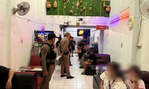 แม่จัน! ตำรวจและปกครองแม่จัน จับร้านคาราโอเกะ พบเด็กอายุน้อยสุด 15 ปี นั่งบำเรอปรนนิบัติลูกค้า